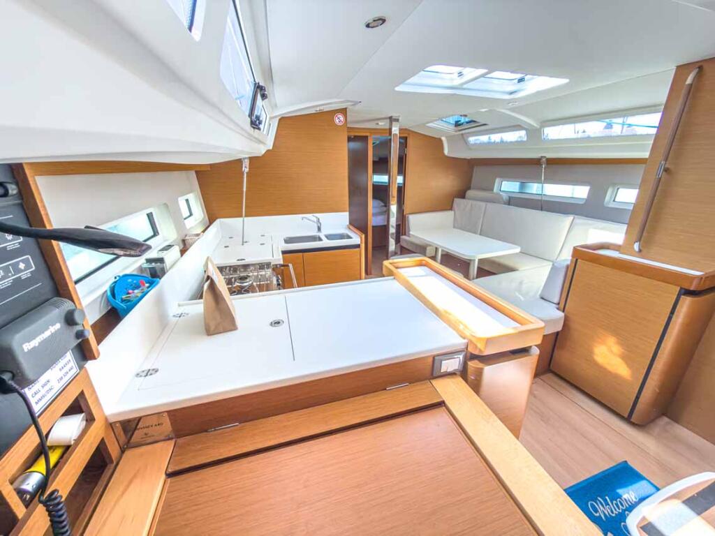 Sailing yacht 