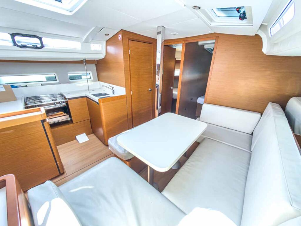 Sailing yacht 