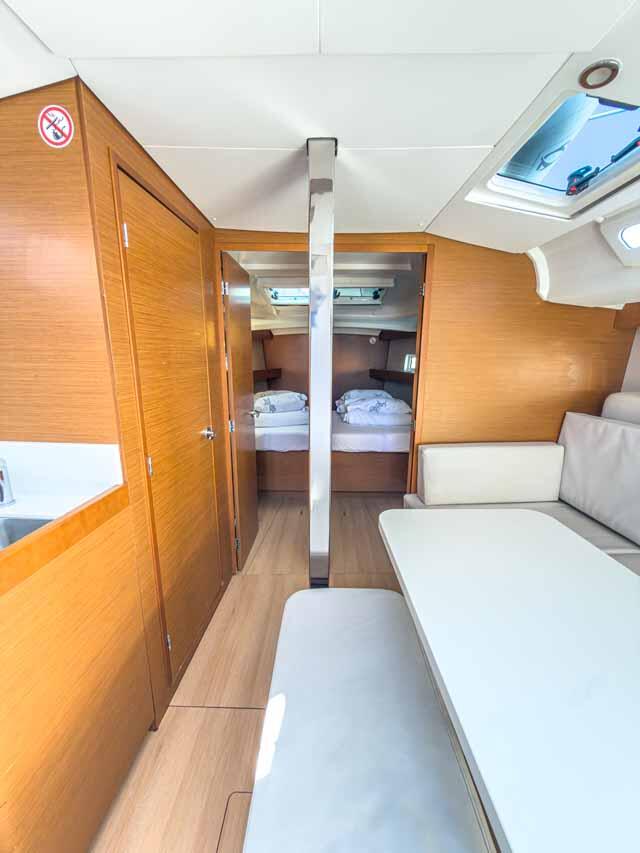 Sailing yacht 