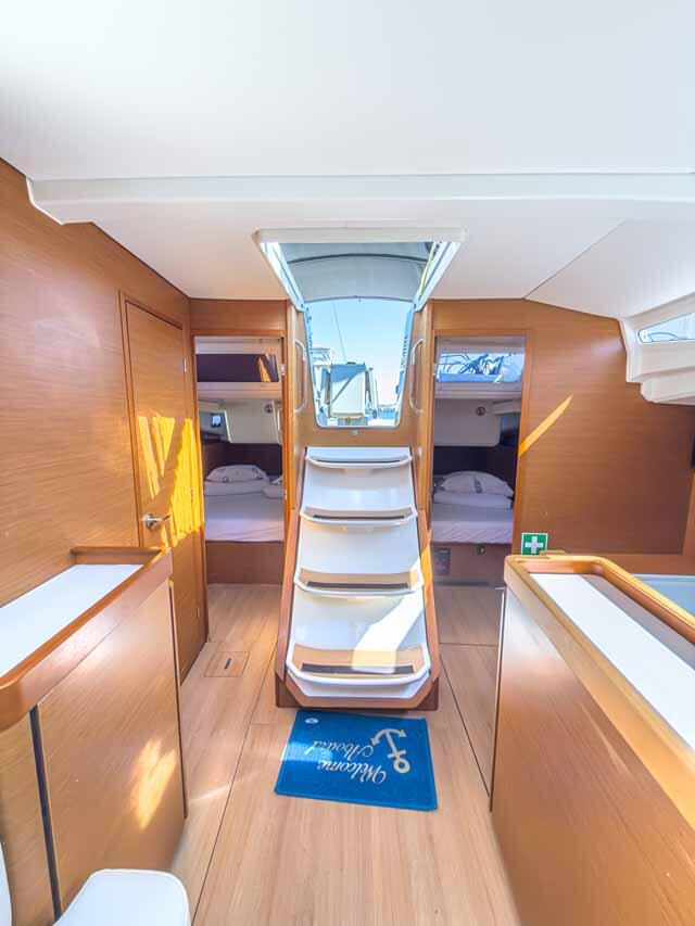 Sailing yacht 