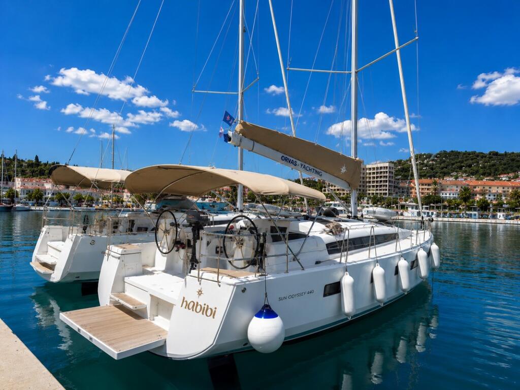 Sailing yacht 
