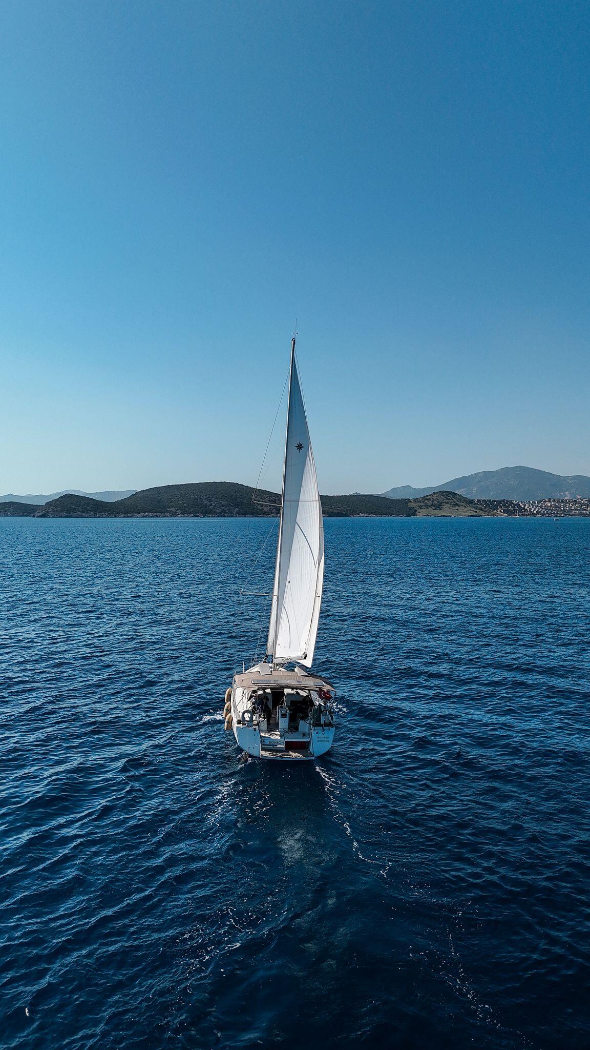 Sailing yacht 