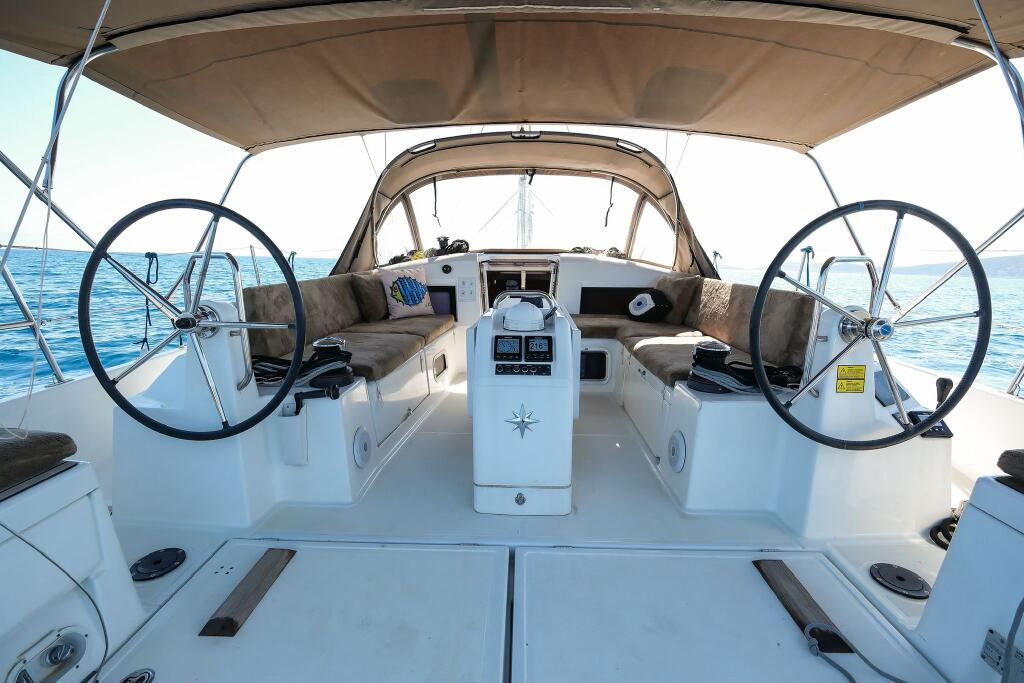 Sailing yacht 