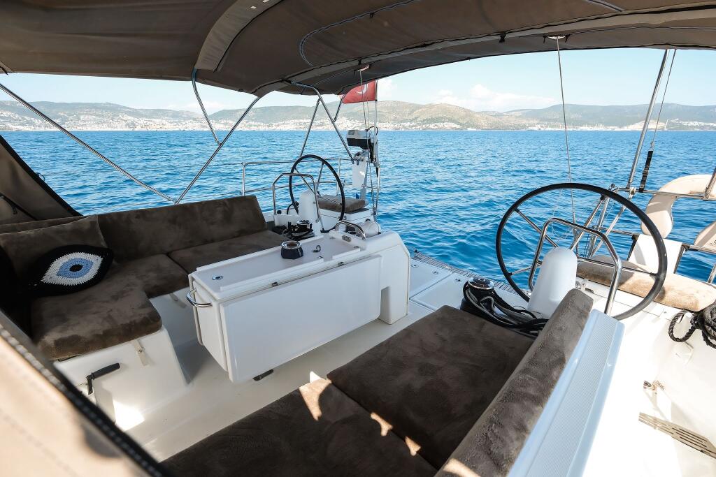Sailing yacht 