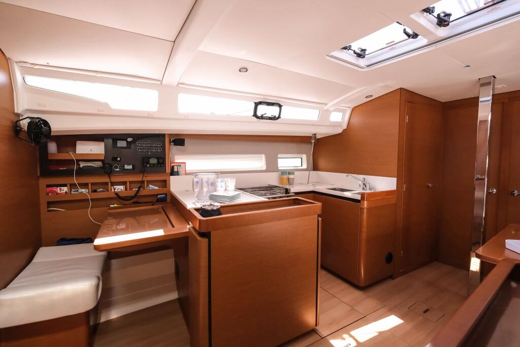 Sailing yacht 