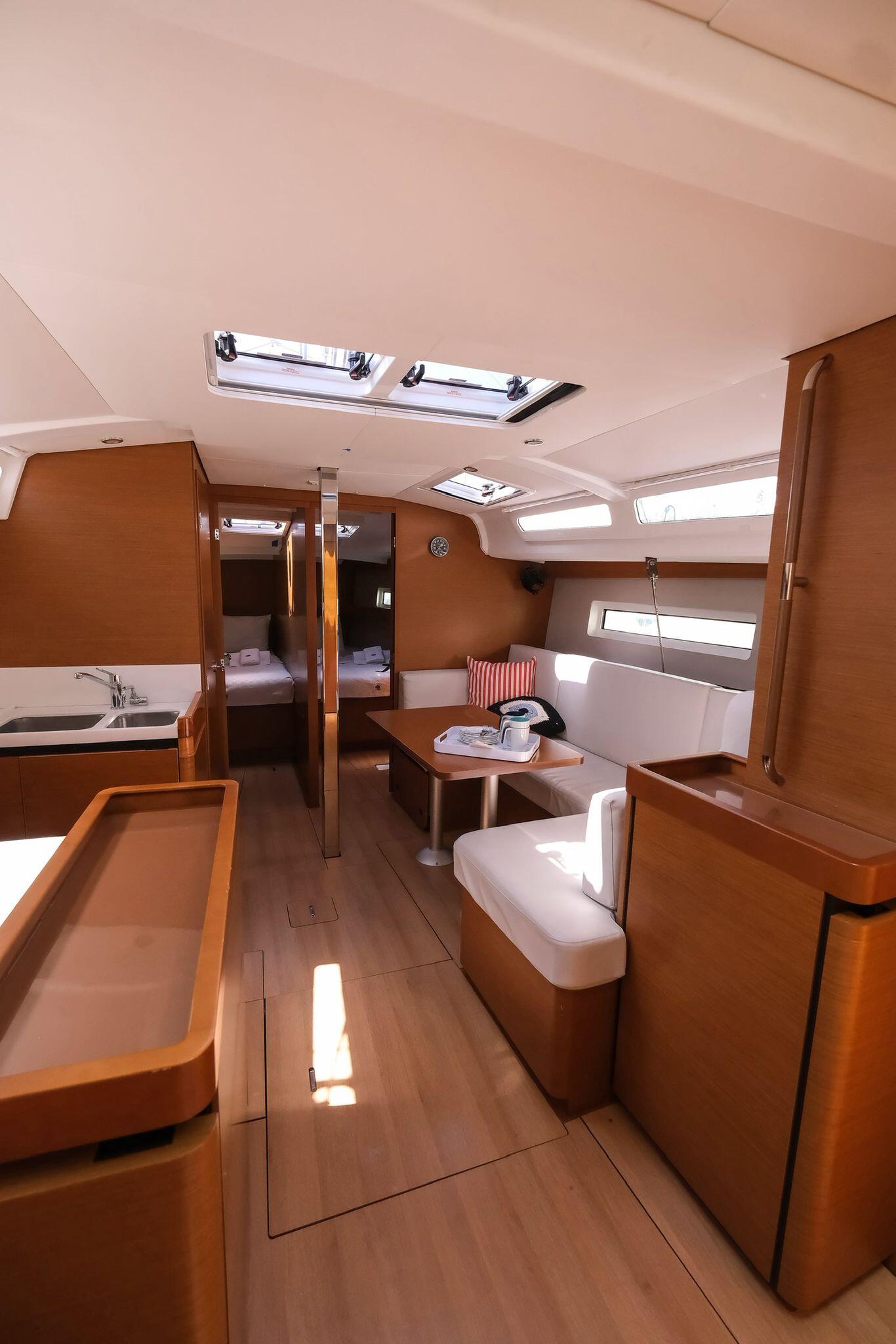 Sailing yacht 