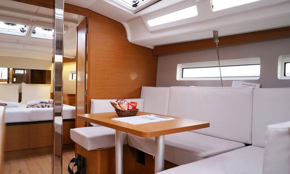 Sailing yacht 