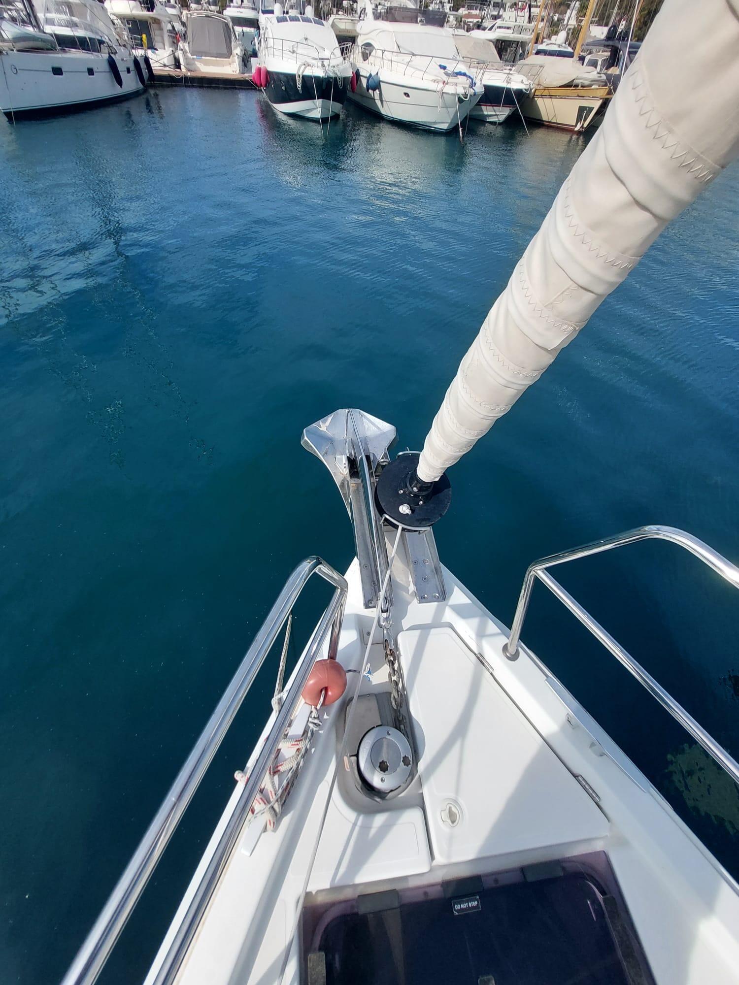Sailing yacht 