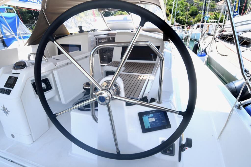 Sailing yacht 