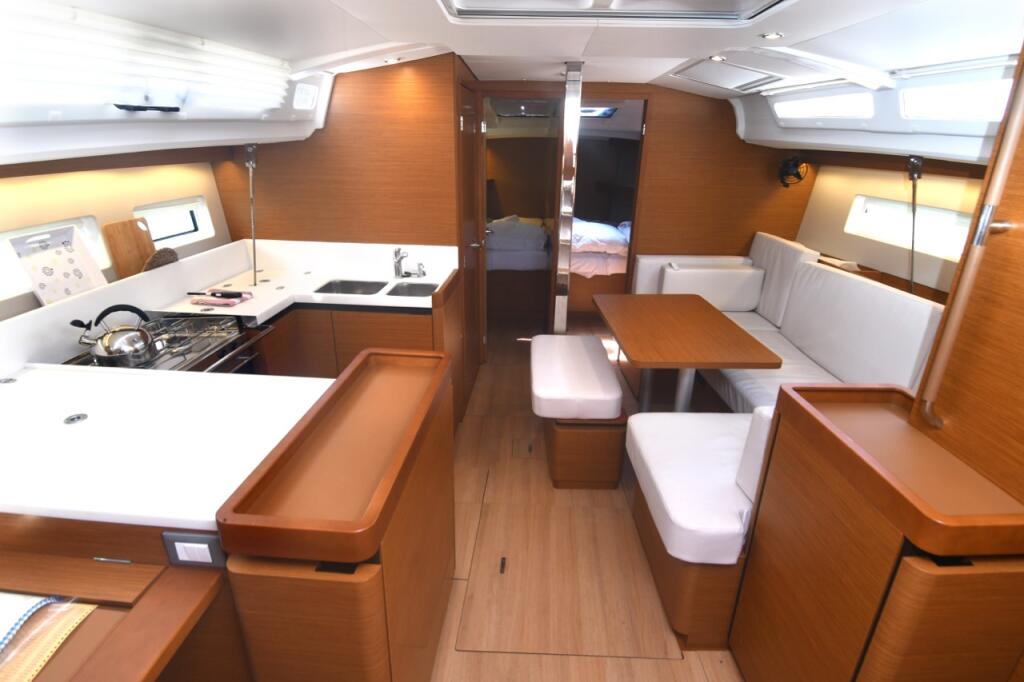 Sailing yacht 