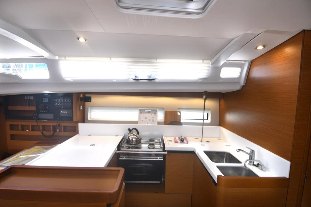 Sailing yacht 