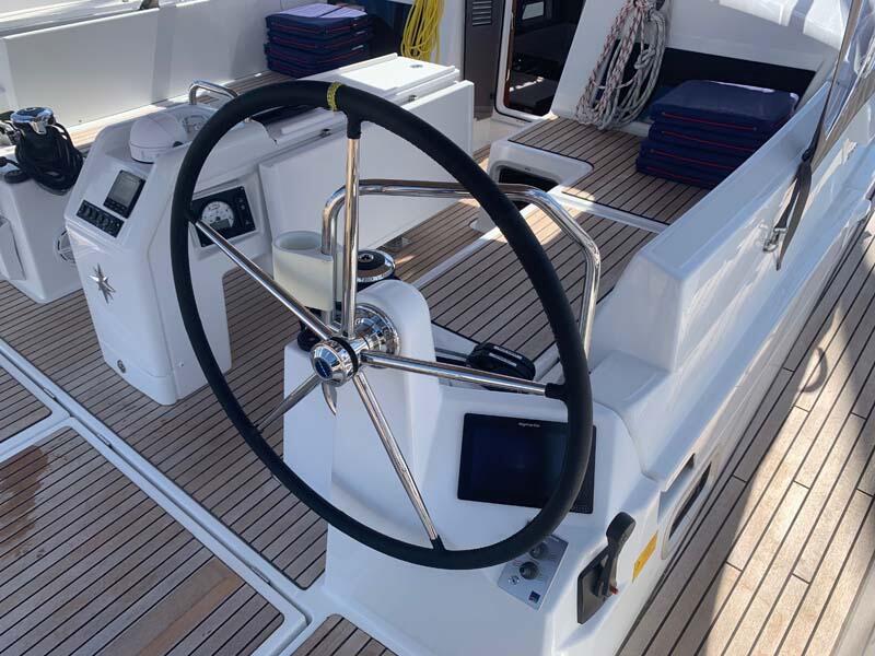 Sailing yacht 