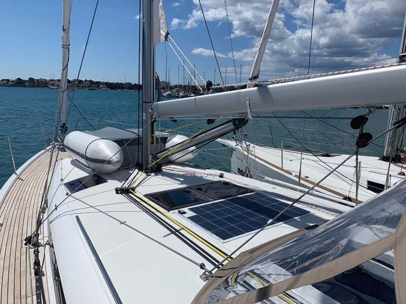 Sailing yacht 
