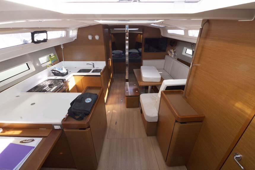 Sailing yacht 