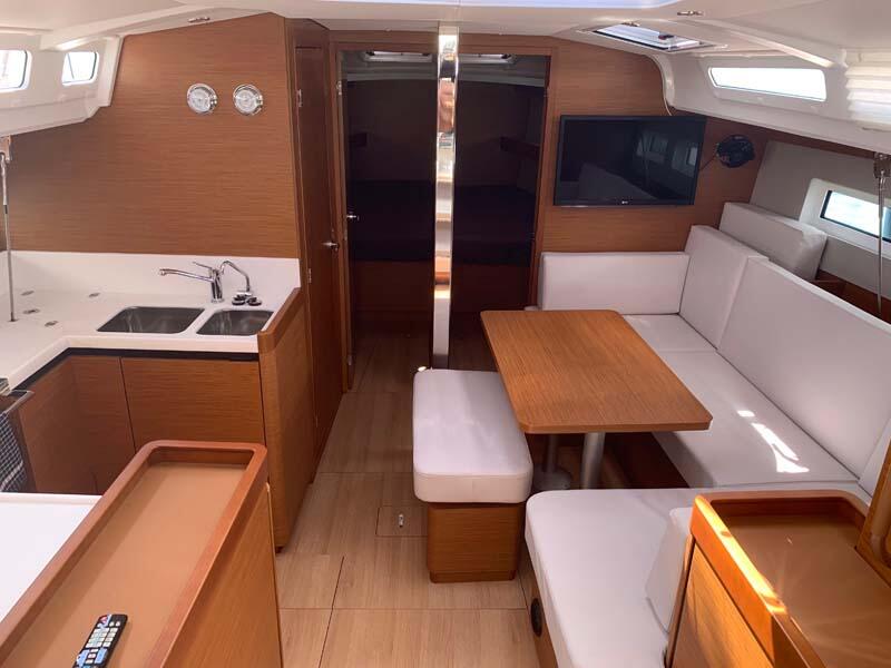 Sailing yacht 