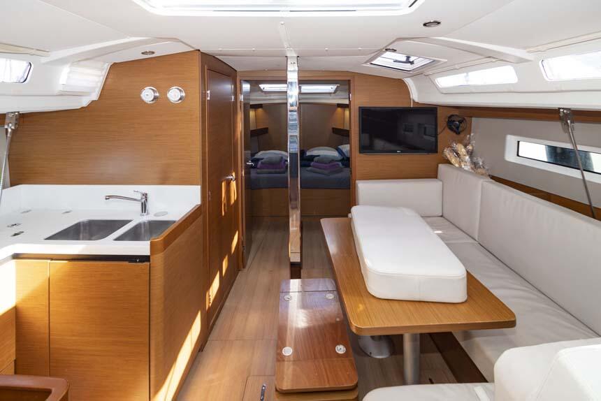 Sailing yacht 