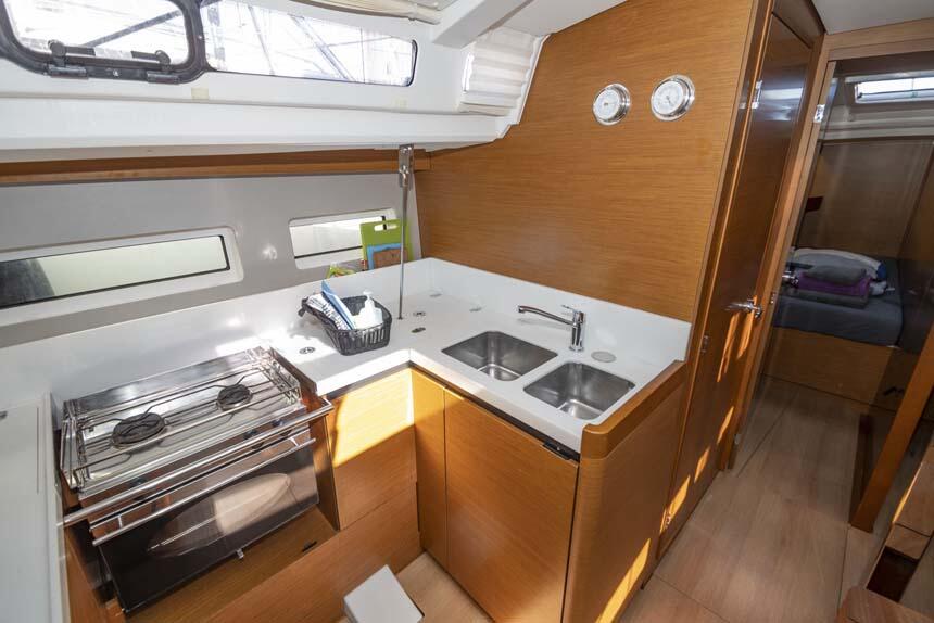 Sailing yacht 