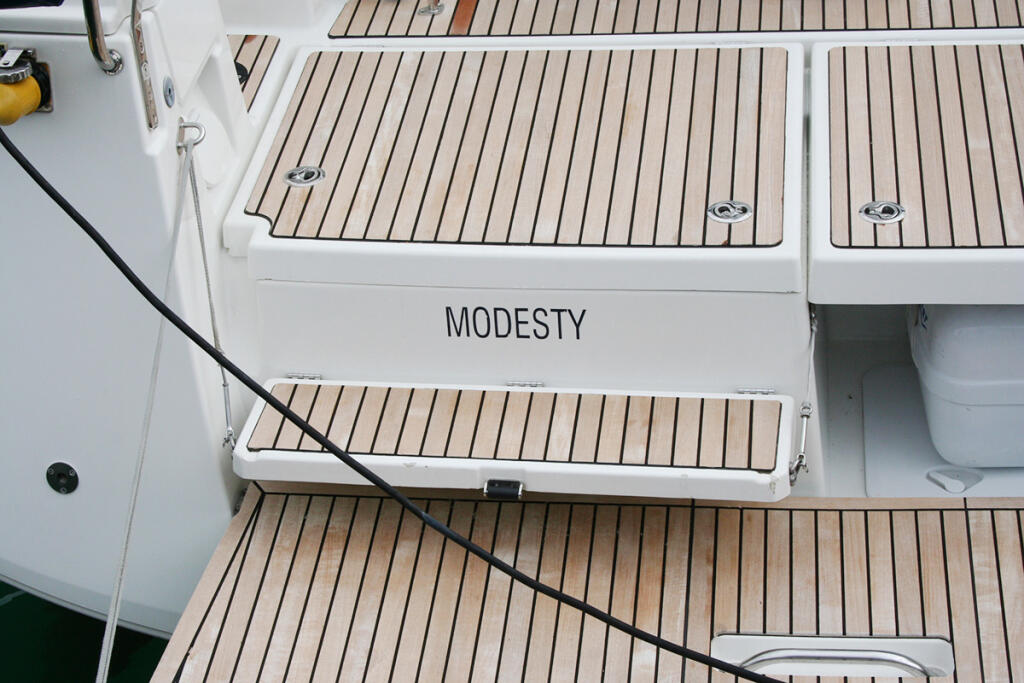 Sailing yacht 