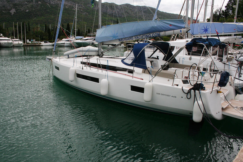 Sailing yacht 