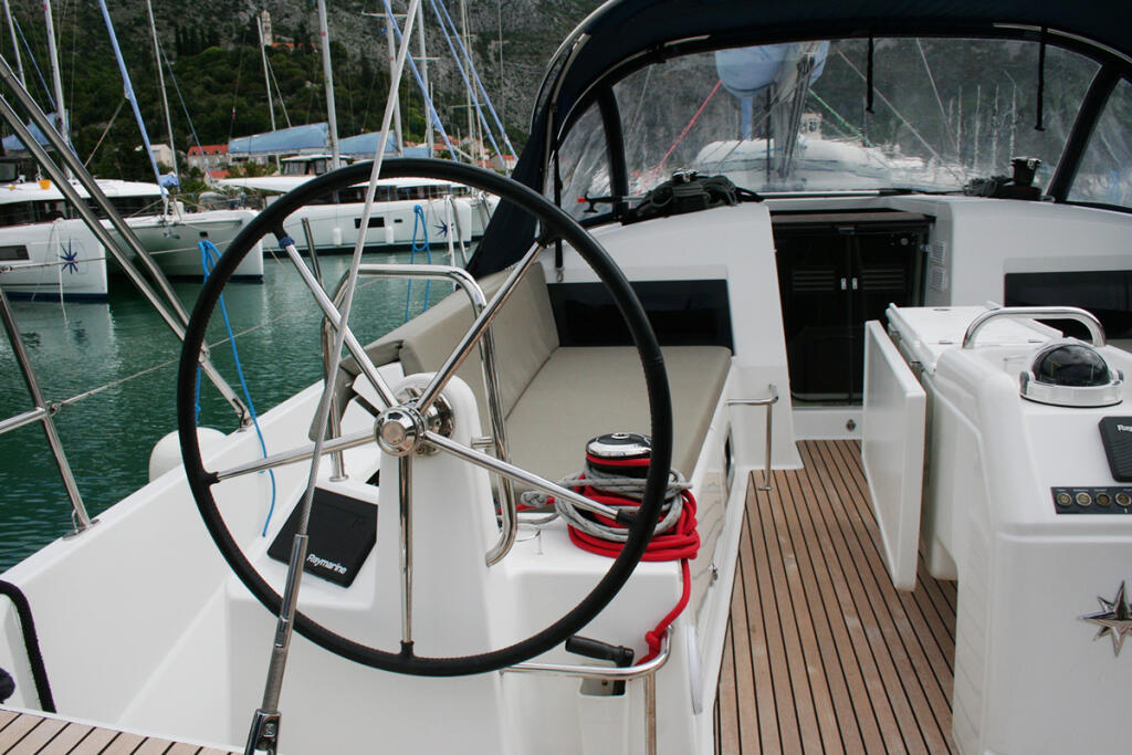 Sailing yacht 