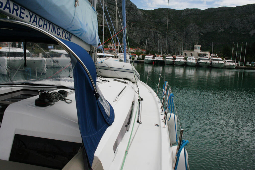 Sailing yacht 