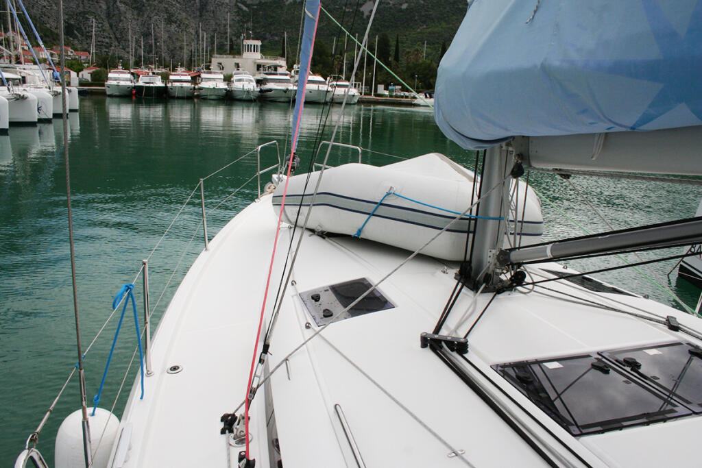 Sailing yacht 