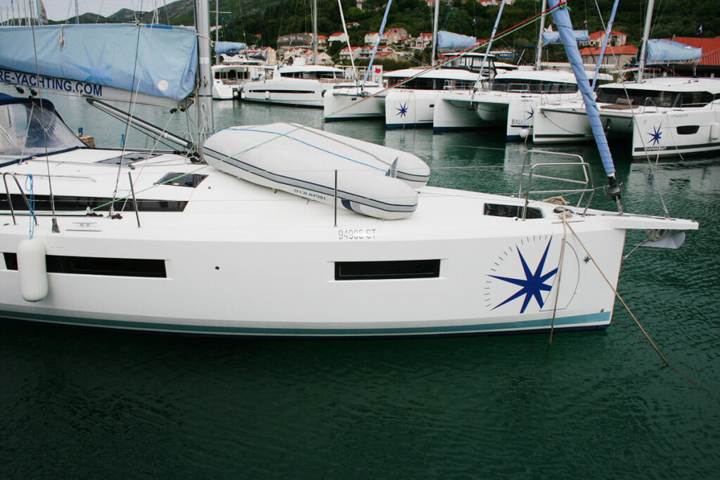 Sailing yacht 