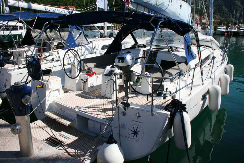 Sailing yacht 