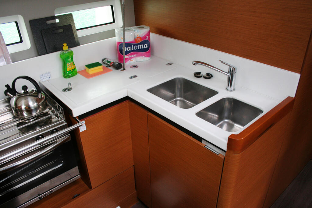 Sailing yacht 