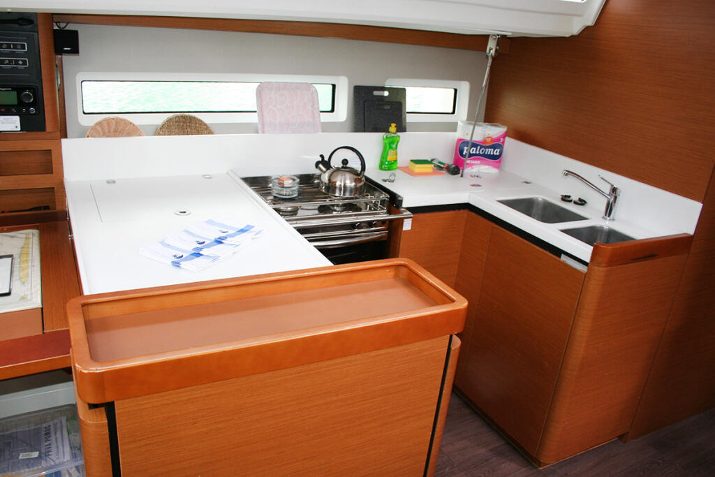 Sailing yacht 