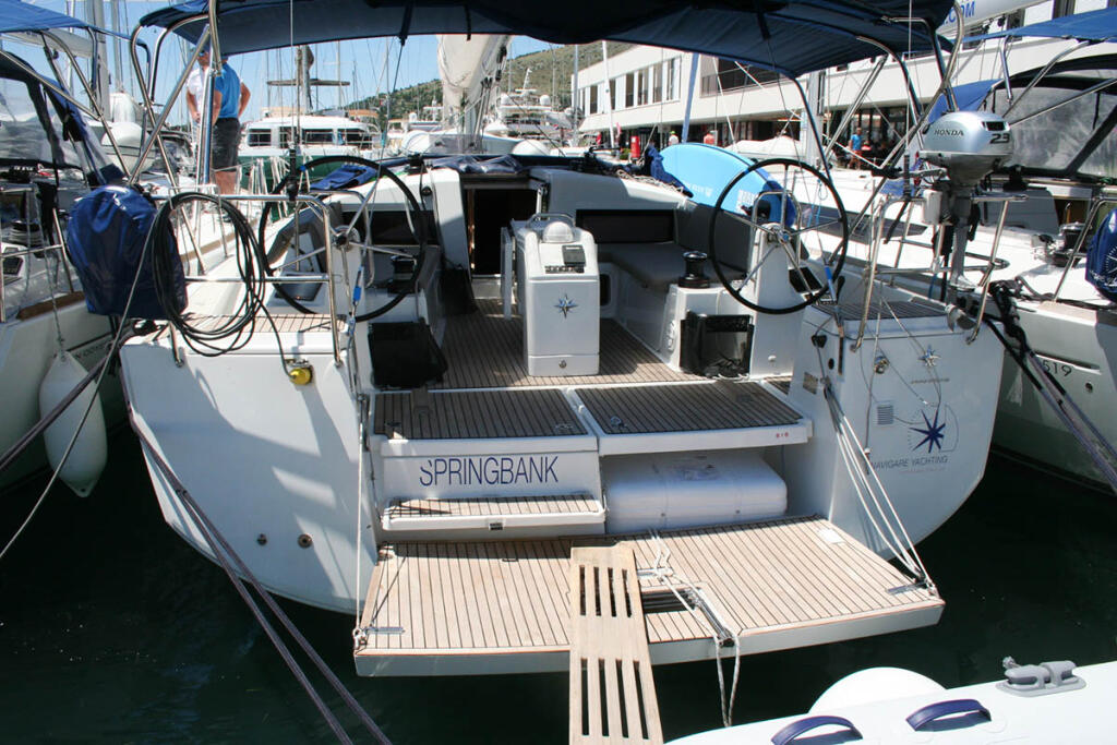 Sailing yacht 
