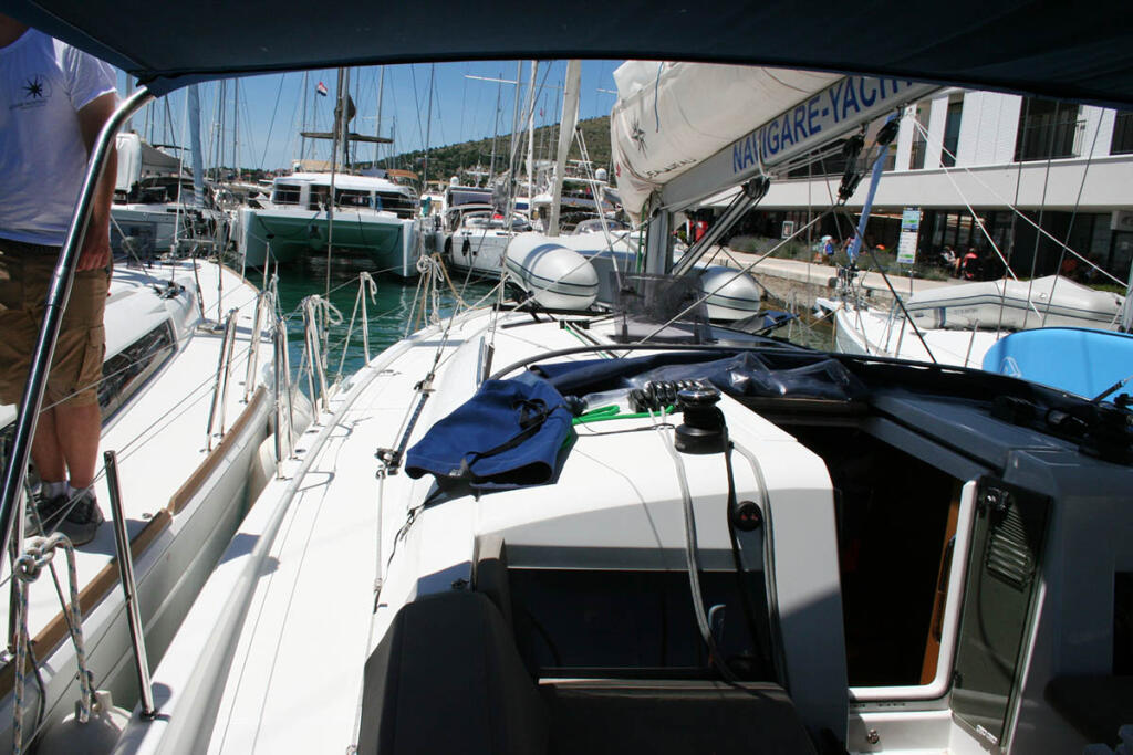 Sailing yacht 