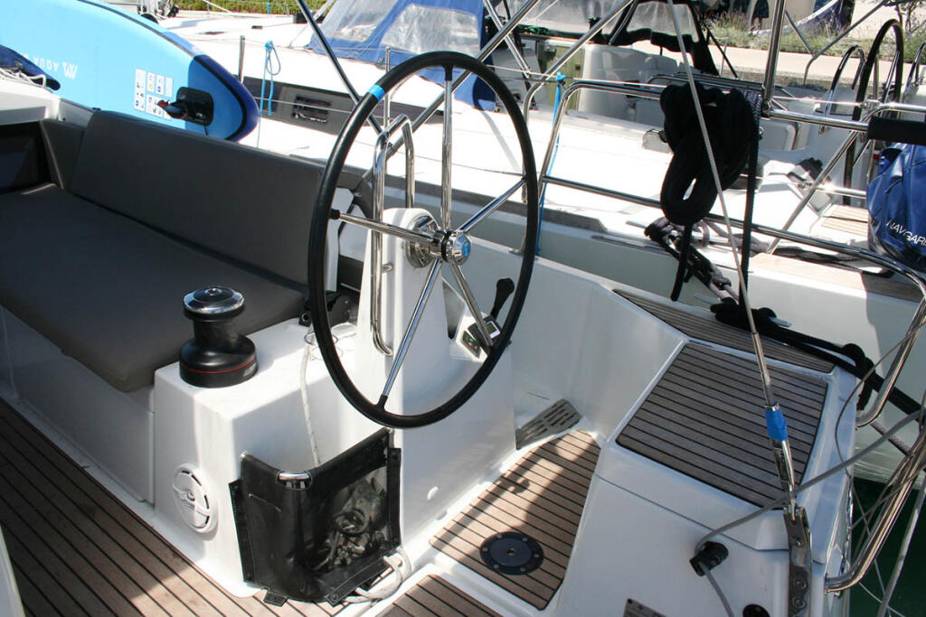 Sailing yacht 