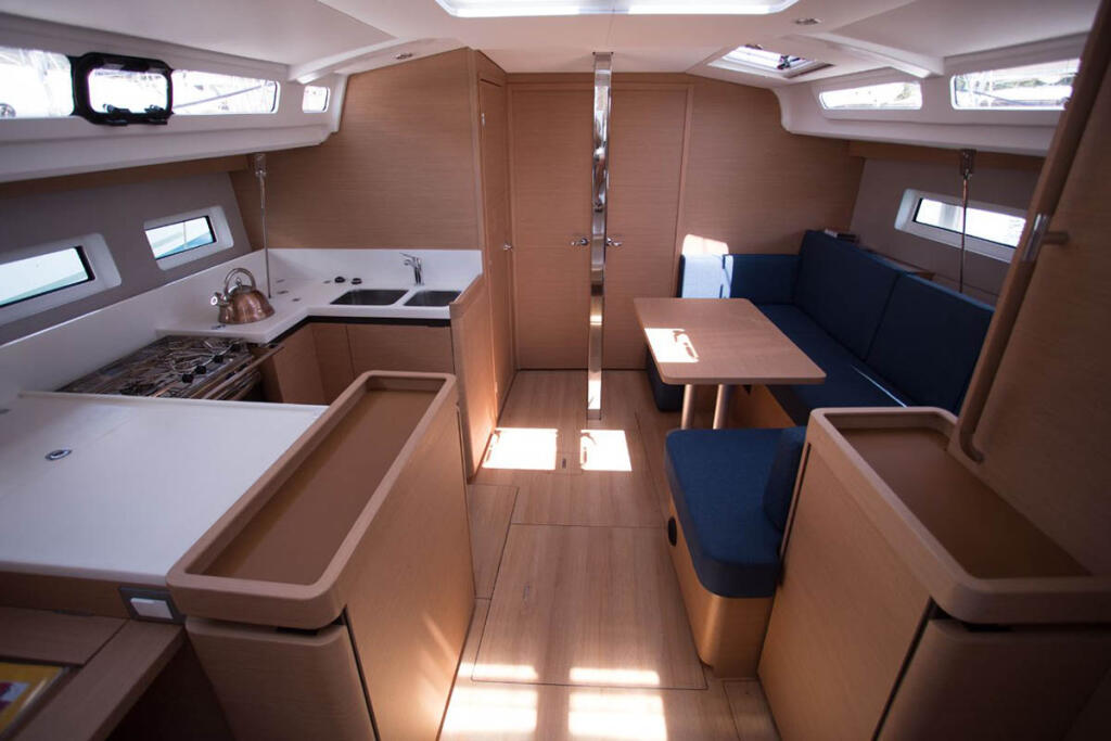 Sailing yacht 