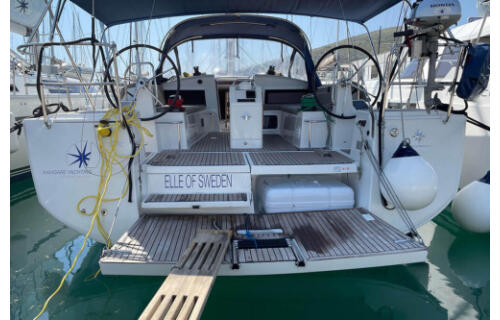 Sailing yacht 