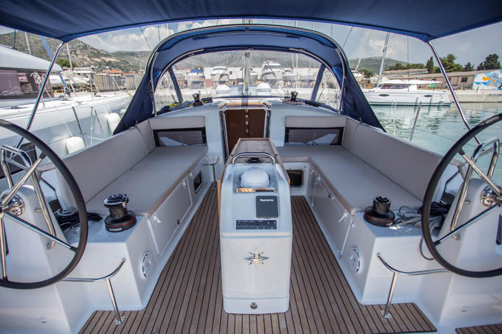 Sailing yacht 