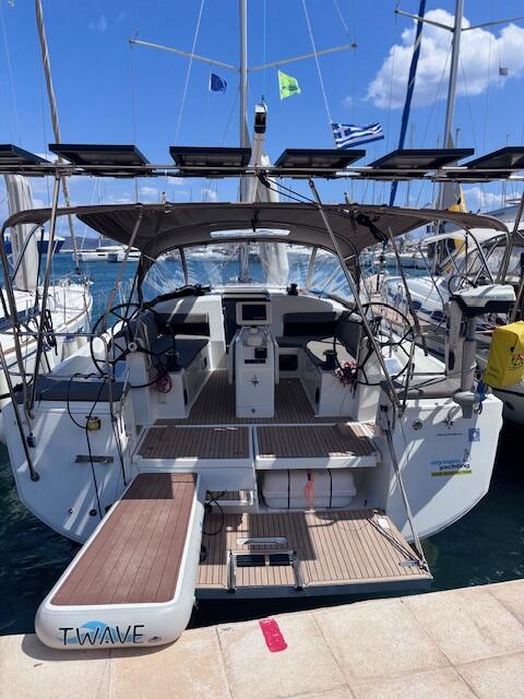 Sailing yacht 