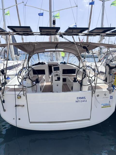 Sailing yacht 