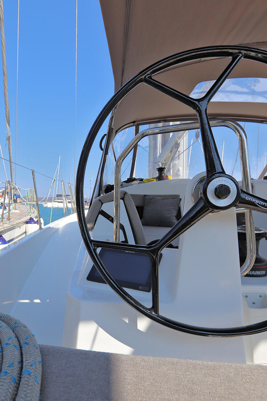 Sailing yacht 