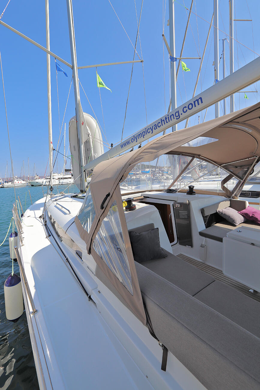 Sailing yacht 