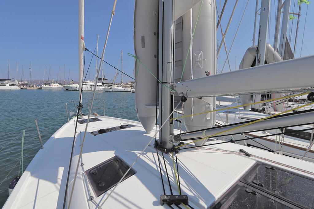 Sailing yacht 