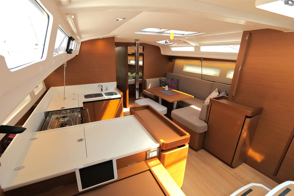 Sailing yacht 