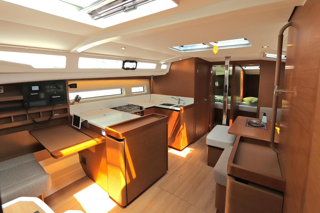 Sailing yacht 