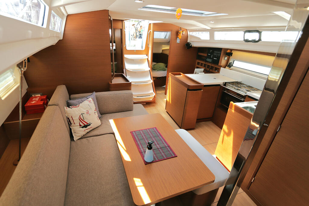 Sailing yacht 