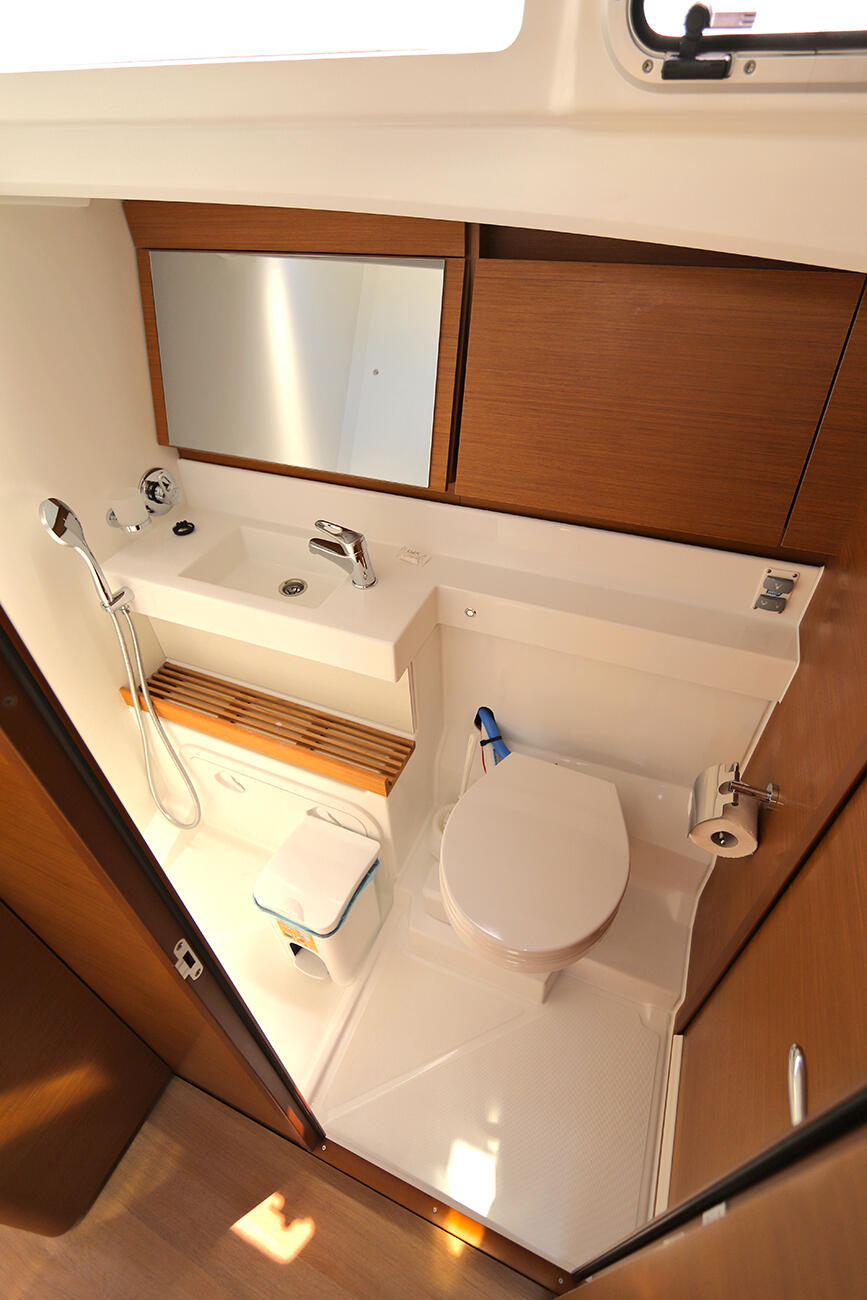 Sailing yacht 