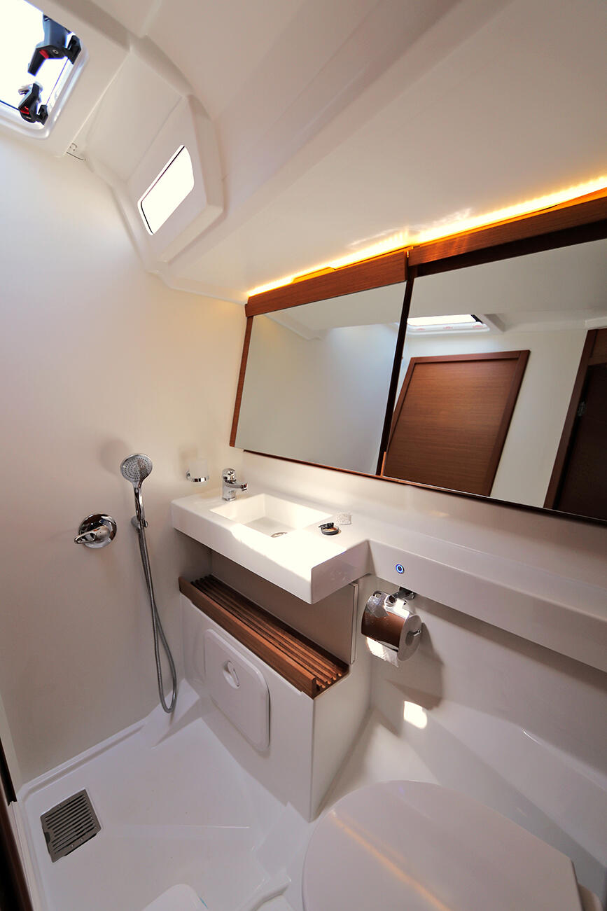 Sailing yacht 