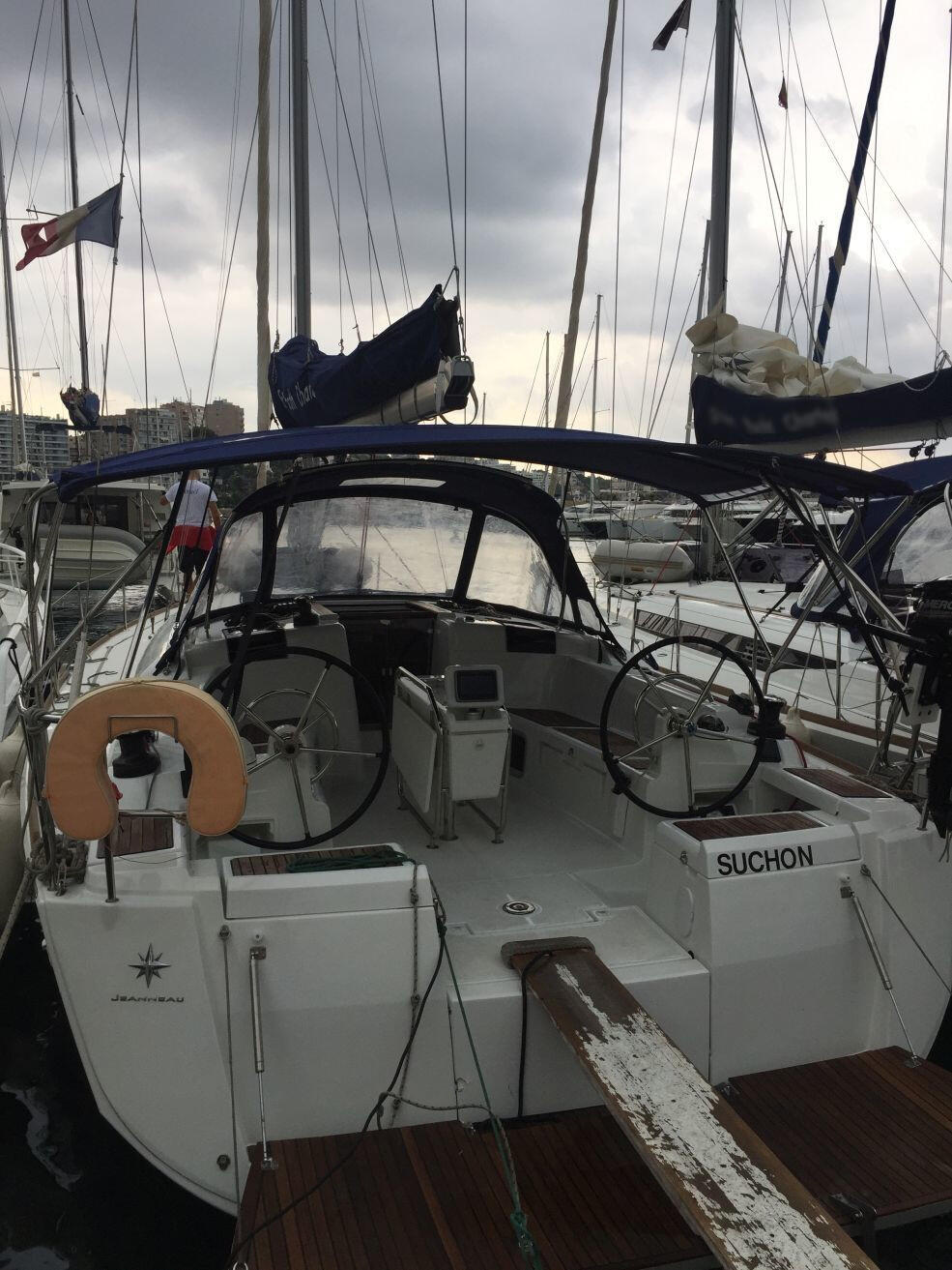 Sailing yacht 