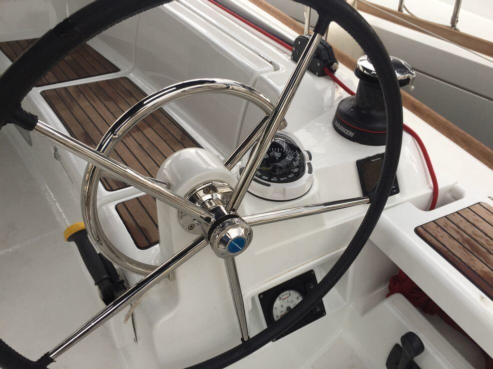 Sailing yacht 