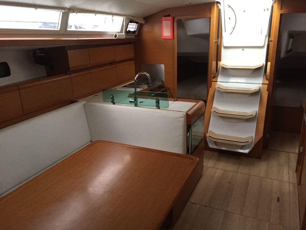 Sailing yacht 