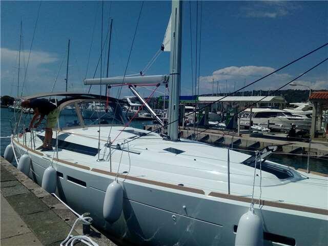 Sailing yacht 